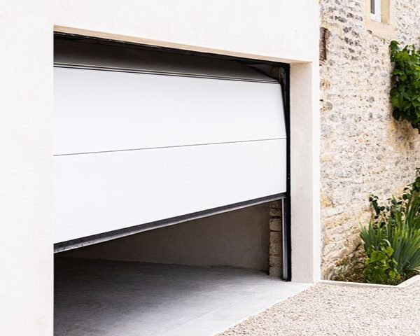 porte de garage moderne blanche installation résidentielle