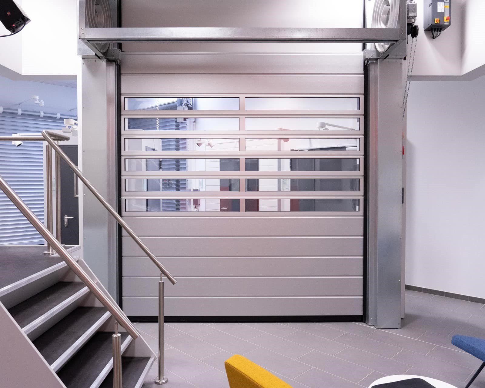 porte rapide industrielle installée dans un local professionnel