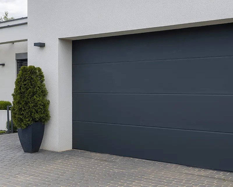 porte de garage sectionnelle noire installée à Dilbeek