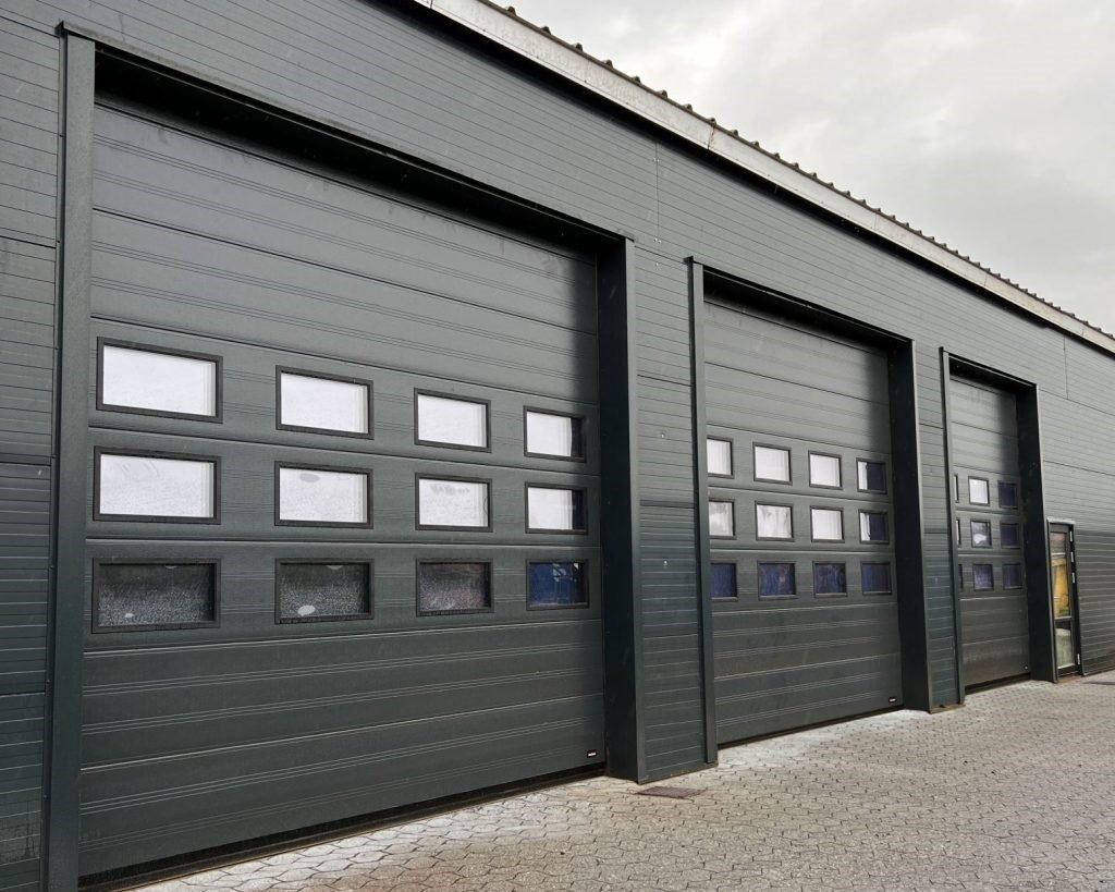 portes sectionnelles industrielles noires installation professionnelle