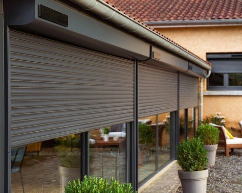 volets roulants extérieurs gris installés en Brabant wallon