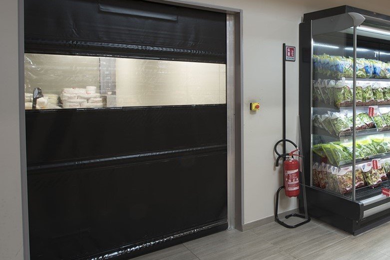 porte rapide industrielle installée dans un supermarché à Bruxelles